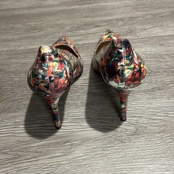 BCBGeneration Floral Close toe Heels - Picture 2 of 11